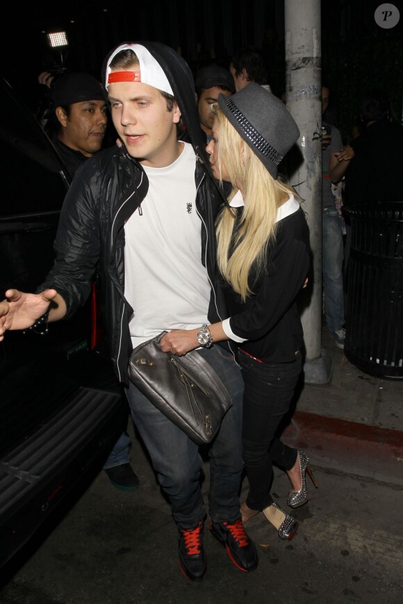 Tara Reid sort de la boîte de nuit Emerson, très alcoolisée, à Los Angeles, le 13 mars 2013.