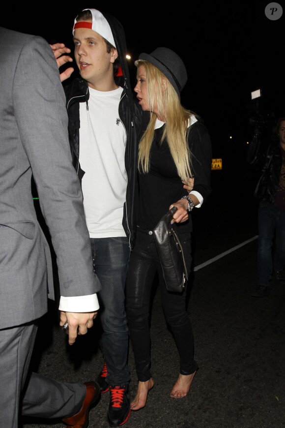 Tara Reid sort de la boîte de nuit Emerson, très alcoolisée, à Los Angeles, le 13 mars 2013.