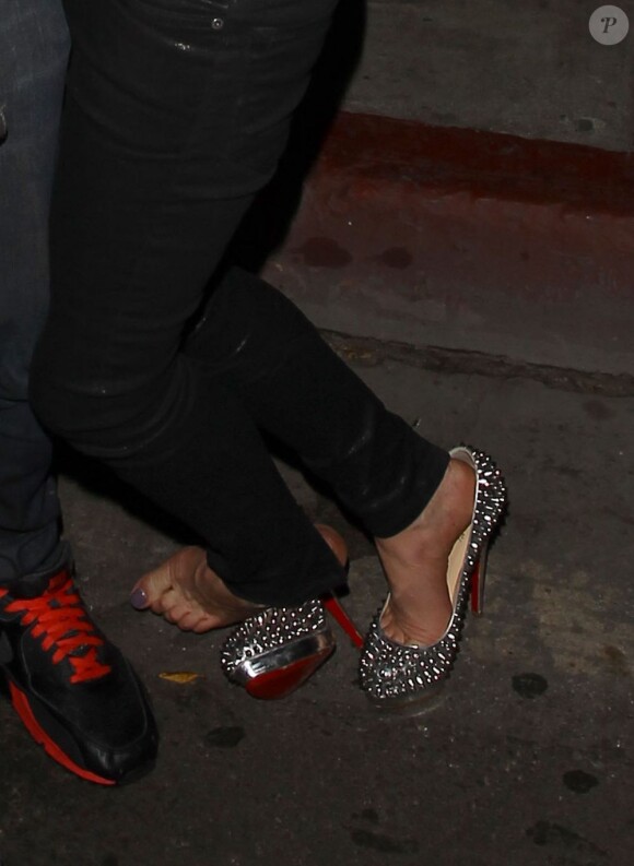Tara Reid sort de la boîte de nuit Emerson, très alcoolisée, à Los Angeles, le 13 mars 2013.
