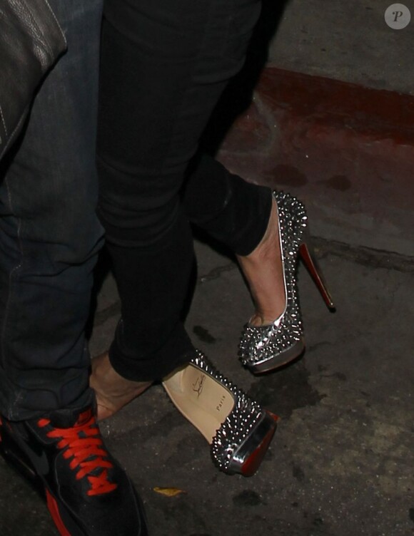 Tara Reid sort de la boîte de nuit Emerson, très alcoolisée, à Los Angeles, le 13 mars 2013.