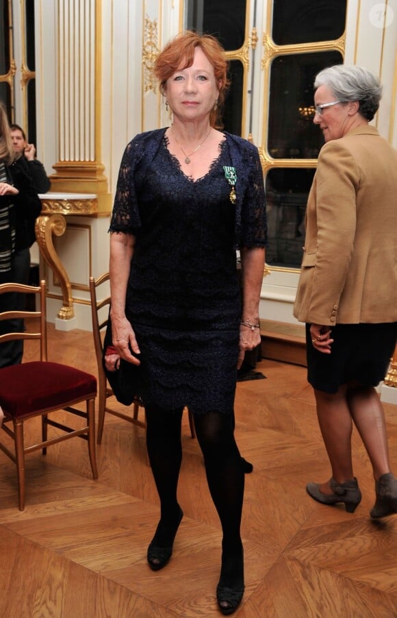L'actrice Eva Darlan après avoir reçu la médaille de chevalier de l'Ordre des Arts et Lettres par la ministre de la Culture, Aurelie Filippetti durant une cérémonie dans les salons du ministère de la Culture à Paris le 21 novembre 2012.