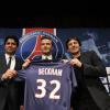 David Beckham entouré du président du PSG Nasser Al-Khelaifi et du directeur sportif Leonardo le 31 janvier 2013 à Paris