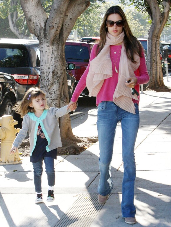 Alessandra Ambrosio profite d'une belle journée à Los Angeles avec sa fille Anja le 13 mars 2013