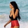 La ravissante Nabilla sur une plage de Miami pour le tournage de la cinquième saisons des Anges de la télé-réalité le 22 janvier 2013