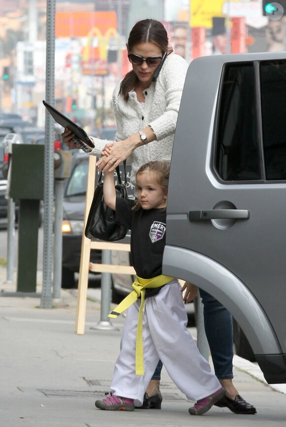 Jennifer Garner dépose sa fille Seraphina a son cours de karaté à Santa Monica, le 15 mars 2013