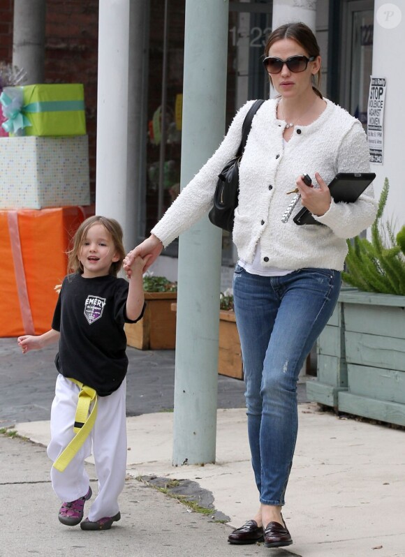Jennifer Garner emmène sa fille Seraphina a son cours de karaté à Santa Monica, le 15 mars 2013