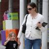 Moment de complicité entre Jennifer Garner et sa fille Seraphina alors qu'elle emmène cette dernière à son cours de karaté à Santa Monica, le 15 mars 2013