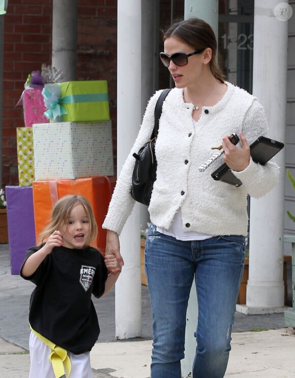 Moment de complicité entre Jennifer Garner et sa fille Seraphina alors qu'elle emmène cette dernière à son cours de karaté à Santa Monica, le 15 mars 2013