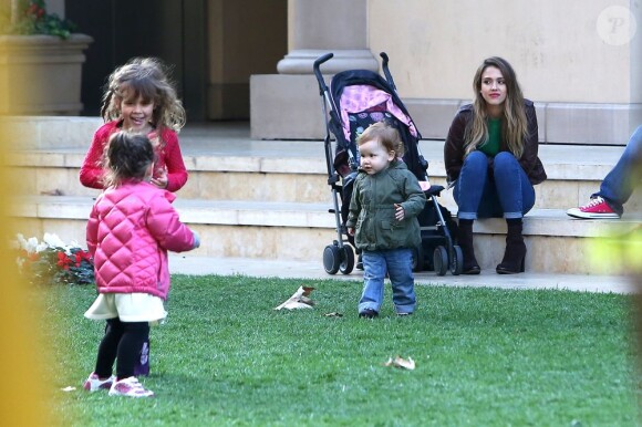 Belle journée pour Jessica Alba et ses filles lors d'une promenade à Los Angeles le 17 mars 2013
