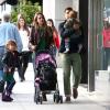 Jessica Alba en famille lors d'une promenade à Los Angeles le 17 mars 2013
