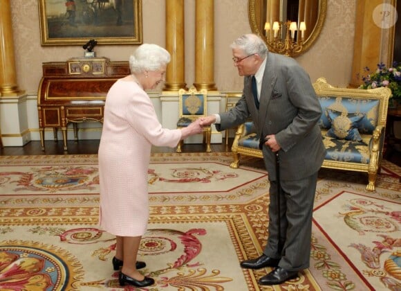 La reine Elizabeth II décore le peintre David Hockney à Buckingham Palace, à London, le 22 mai 2012.