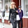 Laura Dern et son fils Ellery Harper se promènent à Brentwood, le 18 mars 2013.