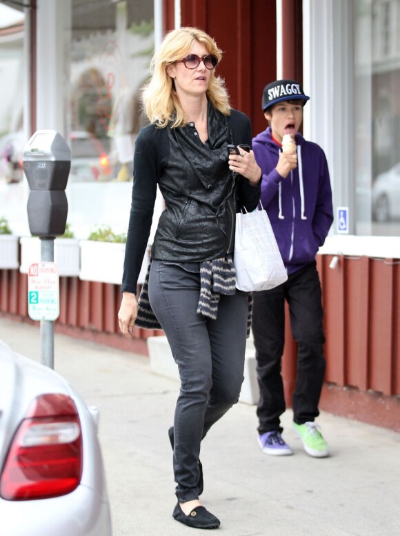 Laura Dern et son fils Ellery Harper se promènent à Brentwood, le 18 mars 2013.
