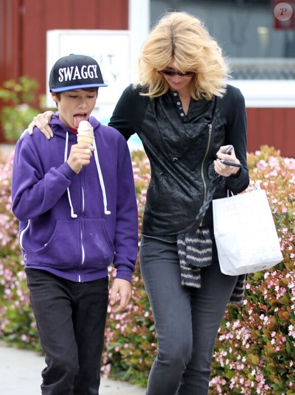 Laura Dern et son fils Ellery Harper dans les rues de Los Angeles, le 18 mars 2013.