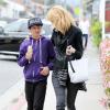 Laura Dern se promène dans les rues de Brentwood avec son fils Ellery, le 18 mars 2013.