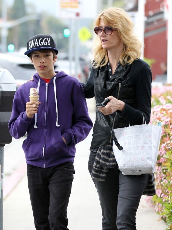 Laura Dern avec son fils Ellery Harper dans les rues de Brentwood, le 18 mars 2013.