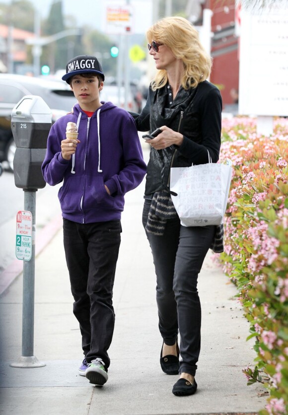 Laura Dern et son fils Ellery Harper se promènent à Brentwood, le 18 mars 2013.