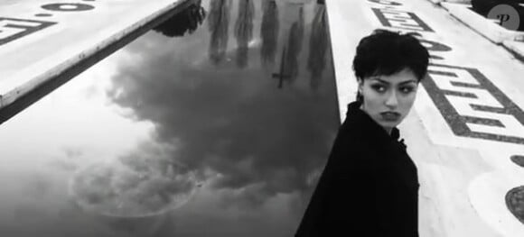 Gabriella Cilmi, ténébreuse dans le clip de son nouveau single intitulé Sweeter in History.
