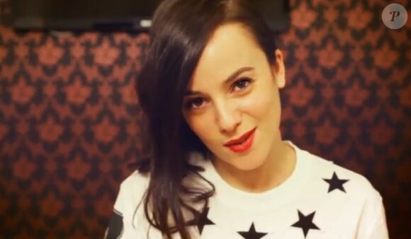 Alizée parle du coffret collector de son nouvel album intitulé 5 et attendu dans les bacs le 25 mars 2013.