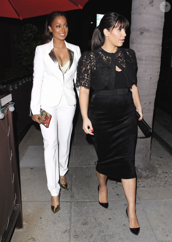 Kim Kardashian enceinte et tout de noir vêtue, va diner au Crustacean avec son amie La La Vasquez Anthony. Beverly Hills, le 19 mars 2013.