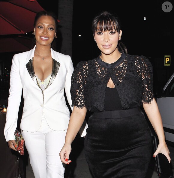 Kim Kardashian et La La Vasquez Anthony, souriantes à leur arrivée au restaurant Nobu. Beverly Hills, le 19 mars 2013.