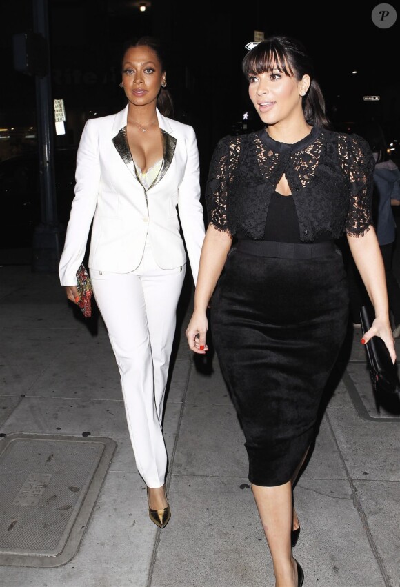 Kim Kardashian va diner au Crustacean avec son amie La La Vasquez Anthony. Beverly Hills, le 19 mars 2013.