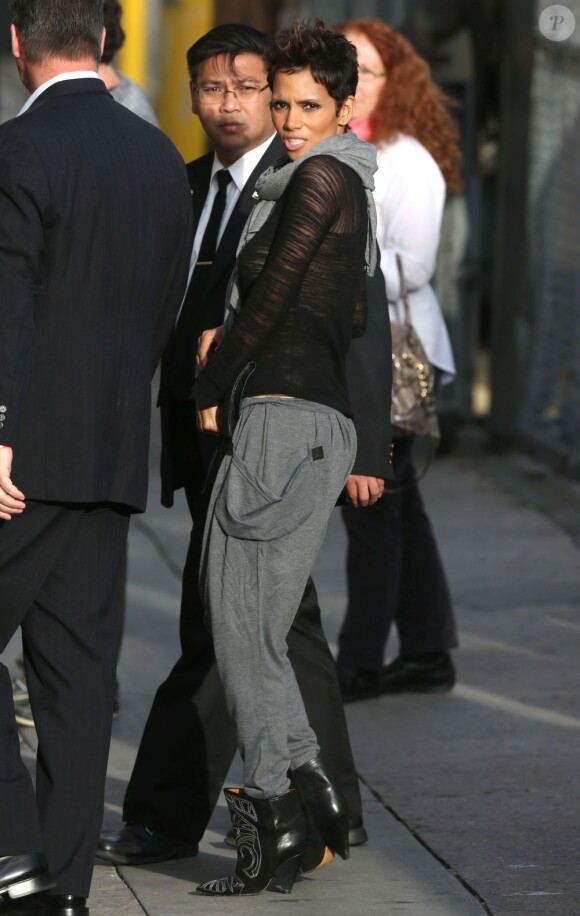 Halle Berry, 46 ans, arrive sur le plateau du "Jimmy Kimmel Live!" à Hollywood, le 20 mars 2013.