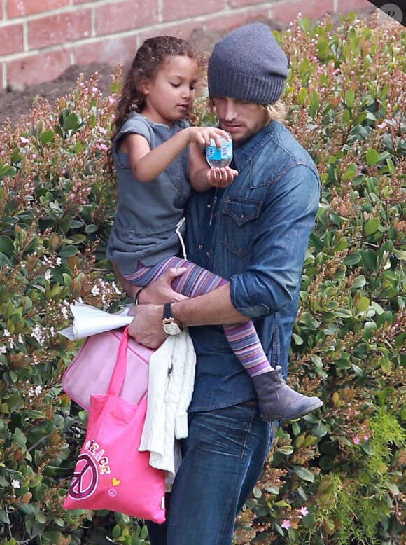 Le mannequin Gabriel Aubry va chercher sa fille Nahla à l'école à Los Angeles, le 20 mars 2013.