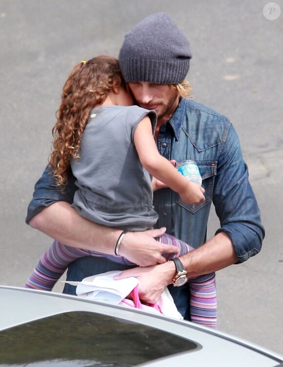 Gabriel Aubry va chercher sa fille Nahla à l'école à Los Angeles, le 20 mars 2013. Le père et la fille font un gros câlin.