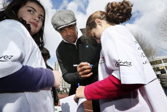 Yannick Noah n'a pas manqué de signer des autographes lors de l'inauguration ce mercredi 20 mars 2013 d'un nouveau centre de son association Fête le Mur à Pessac près de Bordeaux