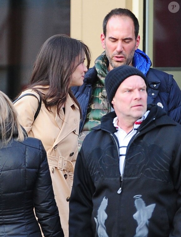 Katie Holmes discute avec un ami dans les rues de New York, le 19 mars 2013.