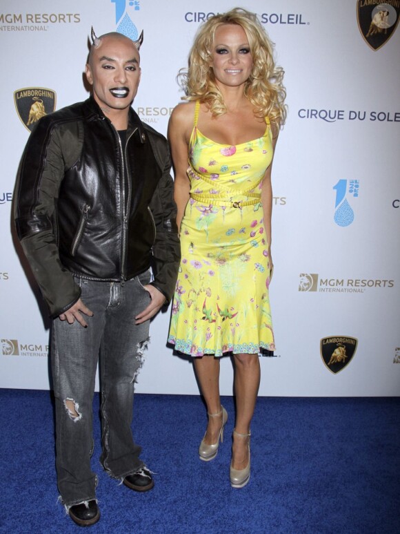 Jesus Villa et Pamela Anderson à la soirée du Cirque du Soleil, One Night For ONE DROP, à Las Vegas, le 22 mars 2013.