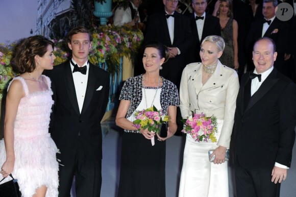 La famille princière lors du Bal de la Rose, le 23 mars 2013, au Sporting de Monte-Carlo. En l'honneur du 150e anniversaire de la Société des Bains de mer, Karl Lagerfeld avait été mandaté par son amie la princesse Caroline pour imaginer une soirée exceptionnelle : Belle et Pop, une traversée du temps de la Belle Epoque à l'ère pop.