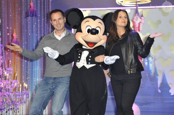 Jean-Philippe Doux et Faustine Bollaert, enceinte, fêtent la prolongation du 20eme anniversaire de Disneyland Paris, le 23 mars 2013.