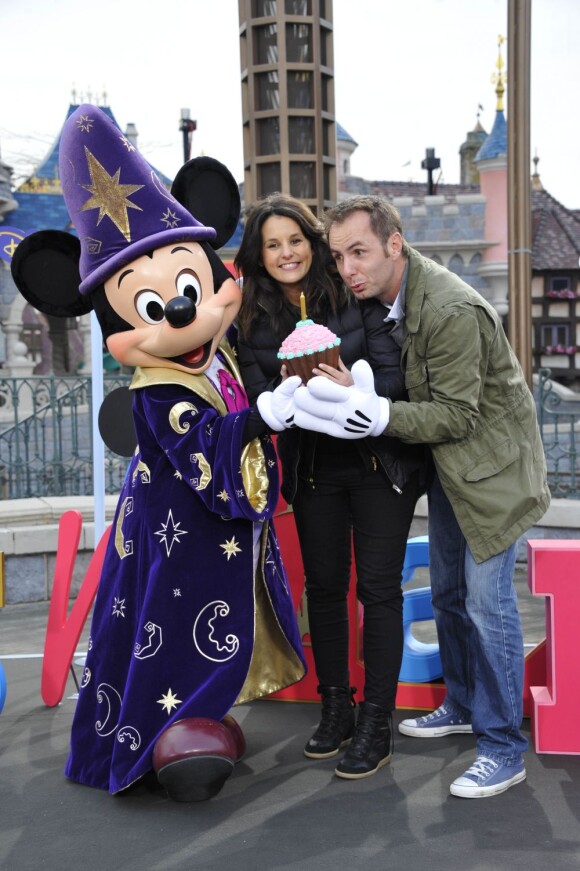 Mickey, Faustine Bollaert enceinte et Jean-Philippe Doux fêtent la prolongation du 20eme anniversaire de Disneyland Paris, le 23 mars 2013.