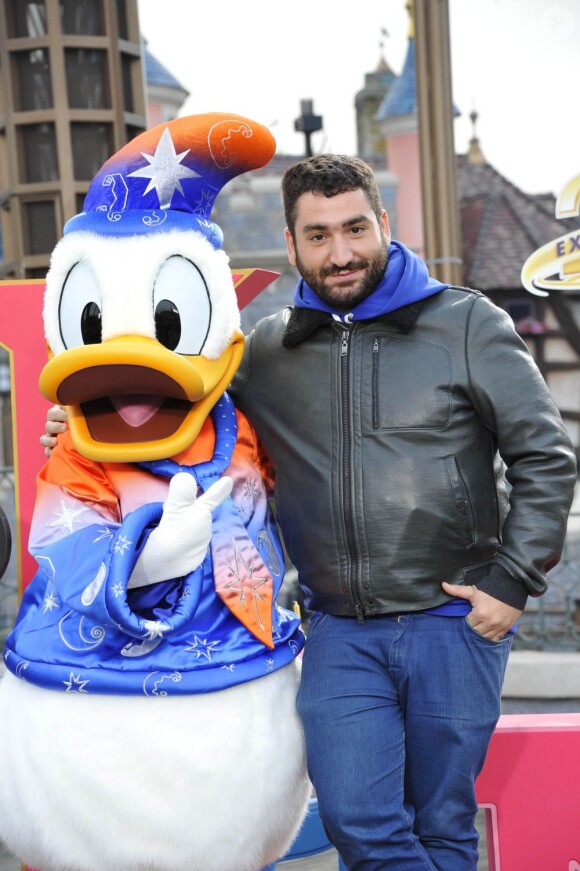 Mouloud Achour fête avec Donald la prolongation du 20eme anniversaire de Disneyland Paris, le 23 mars 2013.