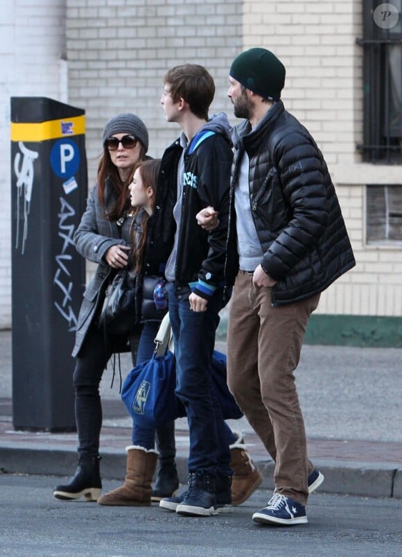 Julianne Moore en famille avec son mari Bart Freundlich et ses deux enfants Liv Helen et Caleb à West Village, New York, le 23 mars 2013.