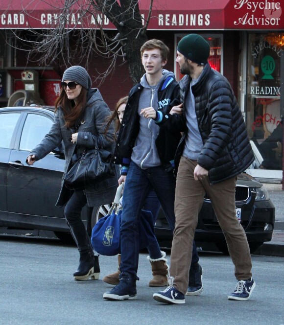 Julianne Moore avec ses enfants et son mari Bart Freundlich à West Village, New York, le 23 mars 2013.