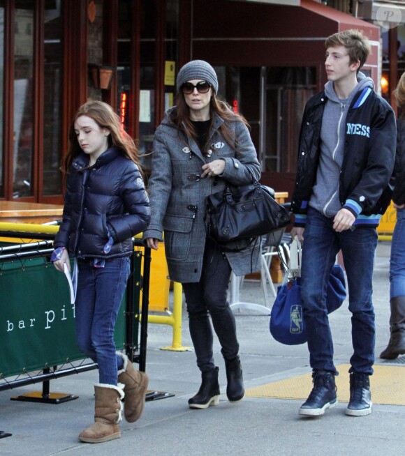 Julianne Moore avec sa copie confirme Liv Helen et son fils Cal à West Village, New York, le 23 mars 2013.