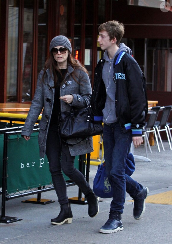 Julianne Moore et son grand fils Caleb à West Village, New York, le 23 mars 2013.