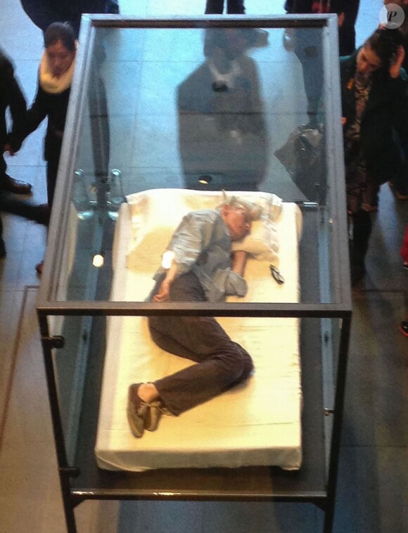 Tilda Swinton dort dans une grande boîte de verre à l'occasion d'une performance artistique donnée au MoMa à New York, le 23 mars 2013.