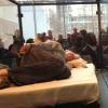 Tilda Swinton endormie au MoMa à New York, le 23 mars 2013.