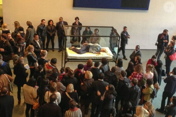 Tilda Swinton endormie sous le regard des curieux au MoMa à New York, le 23 mars 2013.