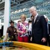 Le prince Philippe de Belgique et la princesse Mathilde visitant une société d'aquaculture à Petchaburi le 22 mars 2013 dans le cadre de leur mission économique en Thaïlande.