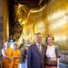 Le prince Philippe de Belgique et la princesse Mathilde au temple Wat Pho de Bangkok le 17 mars 2013 dans le cadre de leur mission économique en Thaïlande.