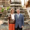 Le prince Philippe de Belgique et la princesse Mathilde au temple Wat Pho de Bangkok le 17 mars 2013 dans le cadre de leur mission économique en Thaïlande.