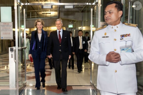 Le prince Philippe de Belgique et la princesse Mathilde à leur arrivée à l'aéroport de Bangko le 16 mars 2013 pour leur mission économique en Thaïlande.