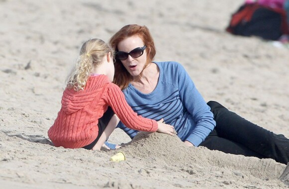 Marcia Cross a fêté le 25 mars 2013 ses 51 ans. La belle actrice a passé sa journée sur la plage avec ses filles Eden et Savannah à Santa Monica.
