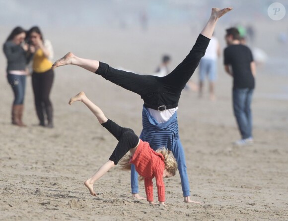 Marcia Cross a fêté le 25 mars 2013 ses 51 ans. L'actrice a passé sa journée sur la plage avec ses filles Eden et Savannah à Santa Monica. L'actrice apprend à sa fille comment faire la roue.