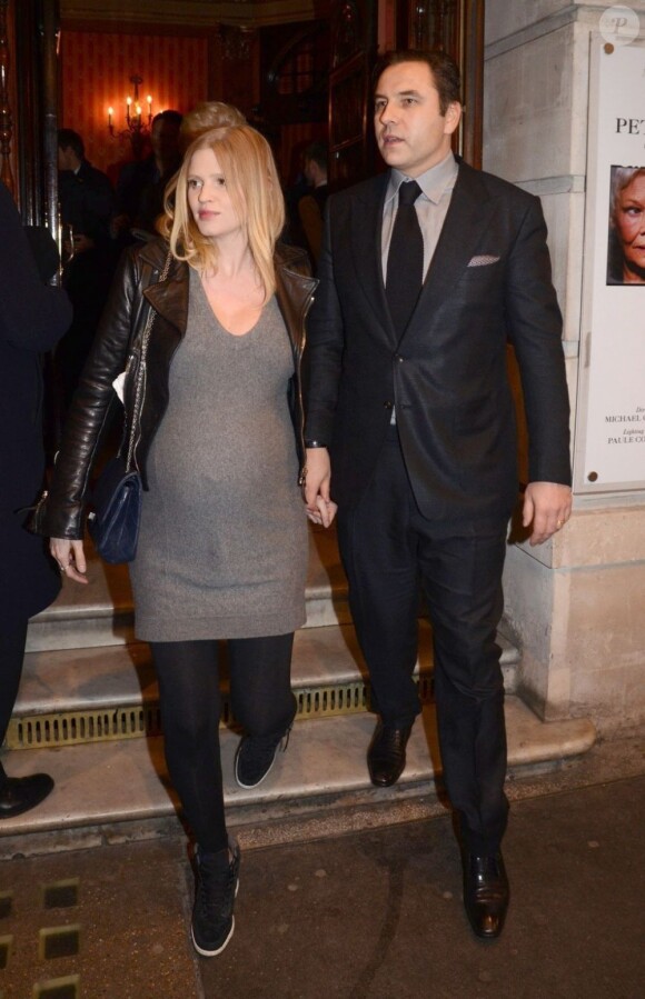 Lara Stone enceinte et son mari David Walliams assistent à l'avant-première de la pièce de théâtre Peter and Alice au Noel Coward Theatre. Londres, le 25 mars 2013.